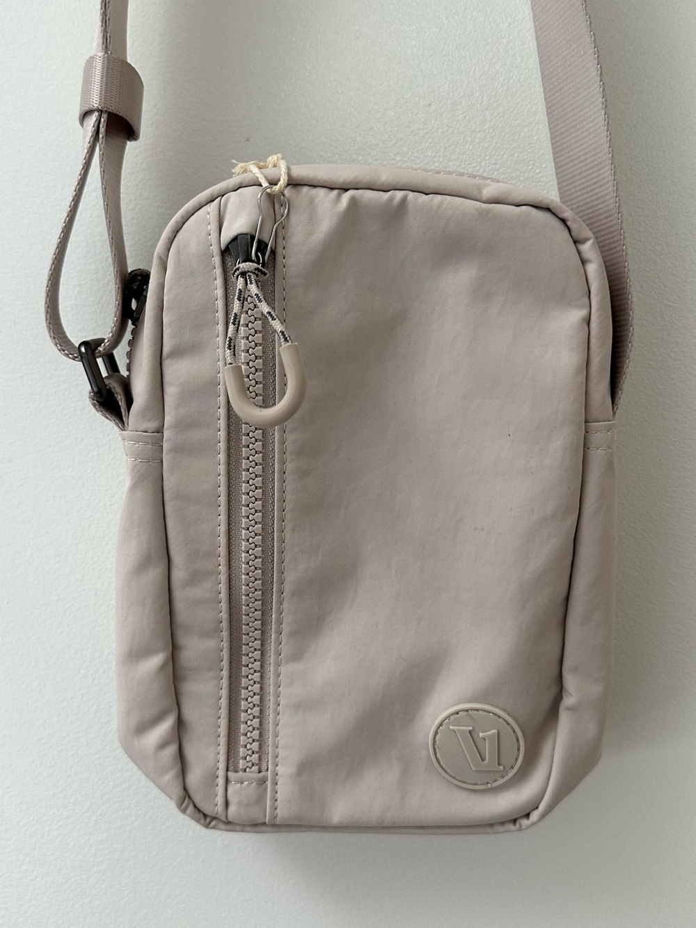 NWT Vuori All Around Crossbody Bag Neutral Ecru Cream